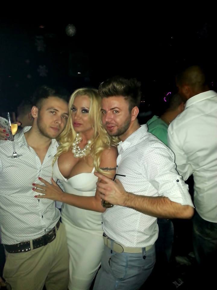 Simona s-a intalnit cu mai multi amici in club, de Revelion