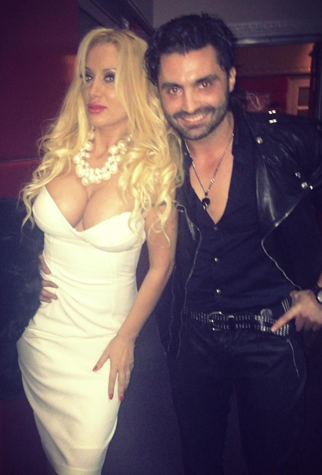 Pepe a sustinut un recital in clubul respectiv, iar Simona, admiratoare infocata, s-a pozat alaturi de el