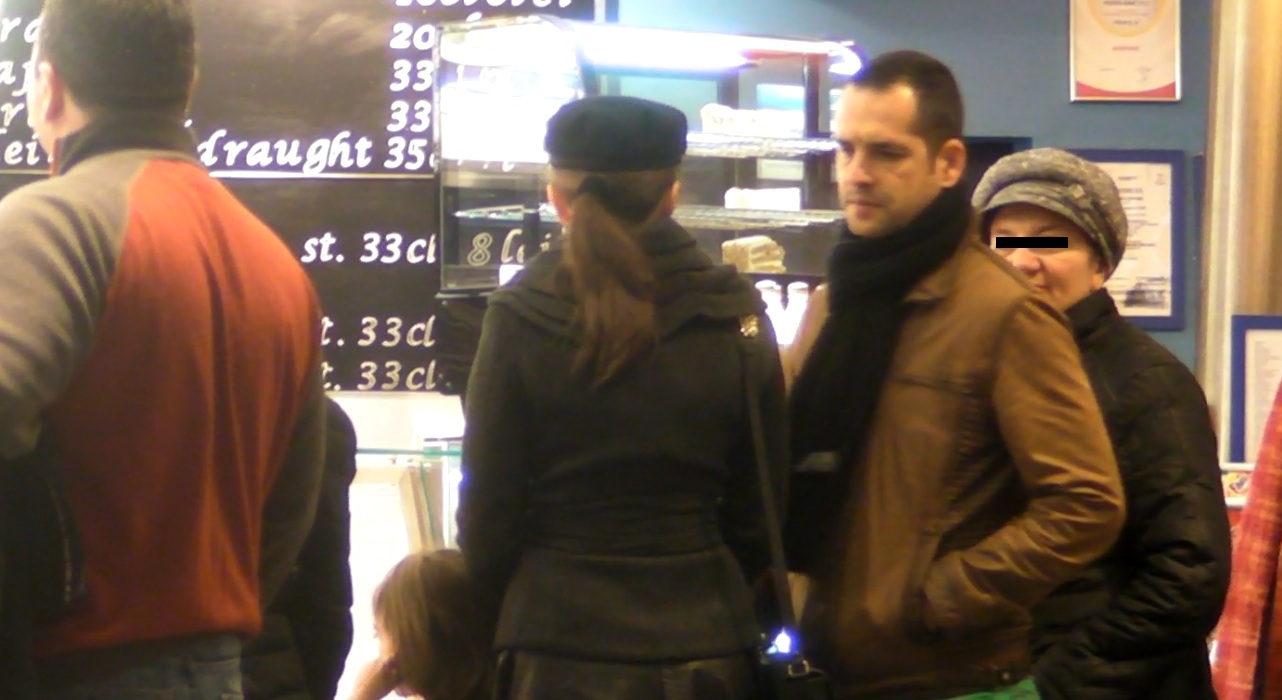 Degeaba a cautat soacra lui de vorba, prezentatorul nici nu a vrut s-o priveasca in ochi