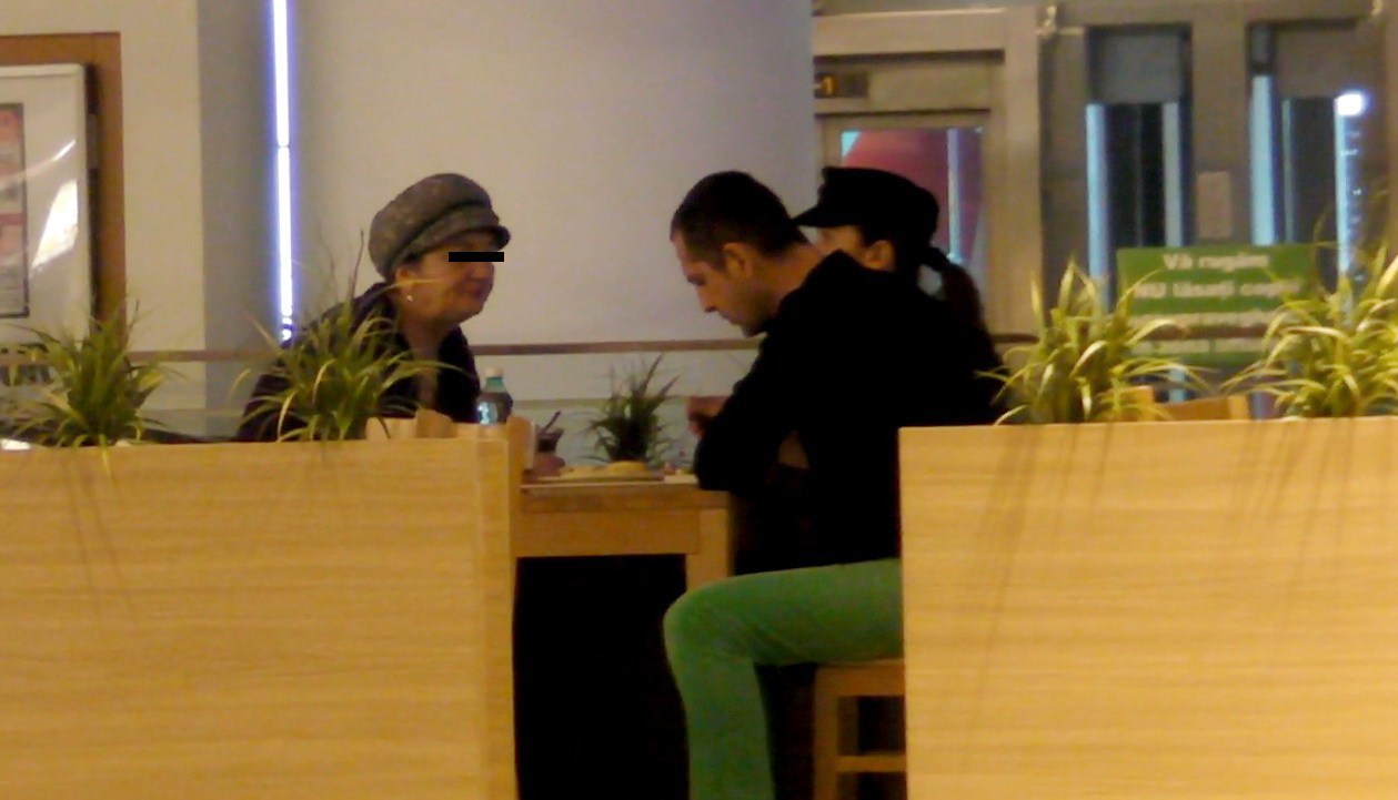 Degeaba a cautat soacra lui de vorba, prezentatorul nici nu a vrut s-o priveasca in ochi