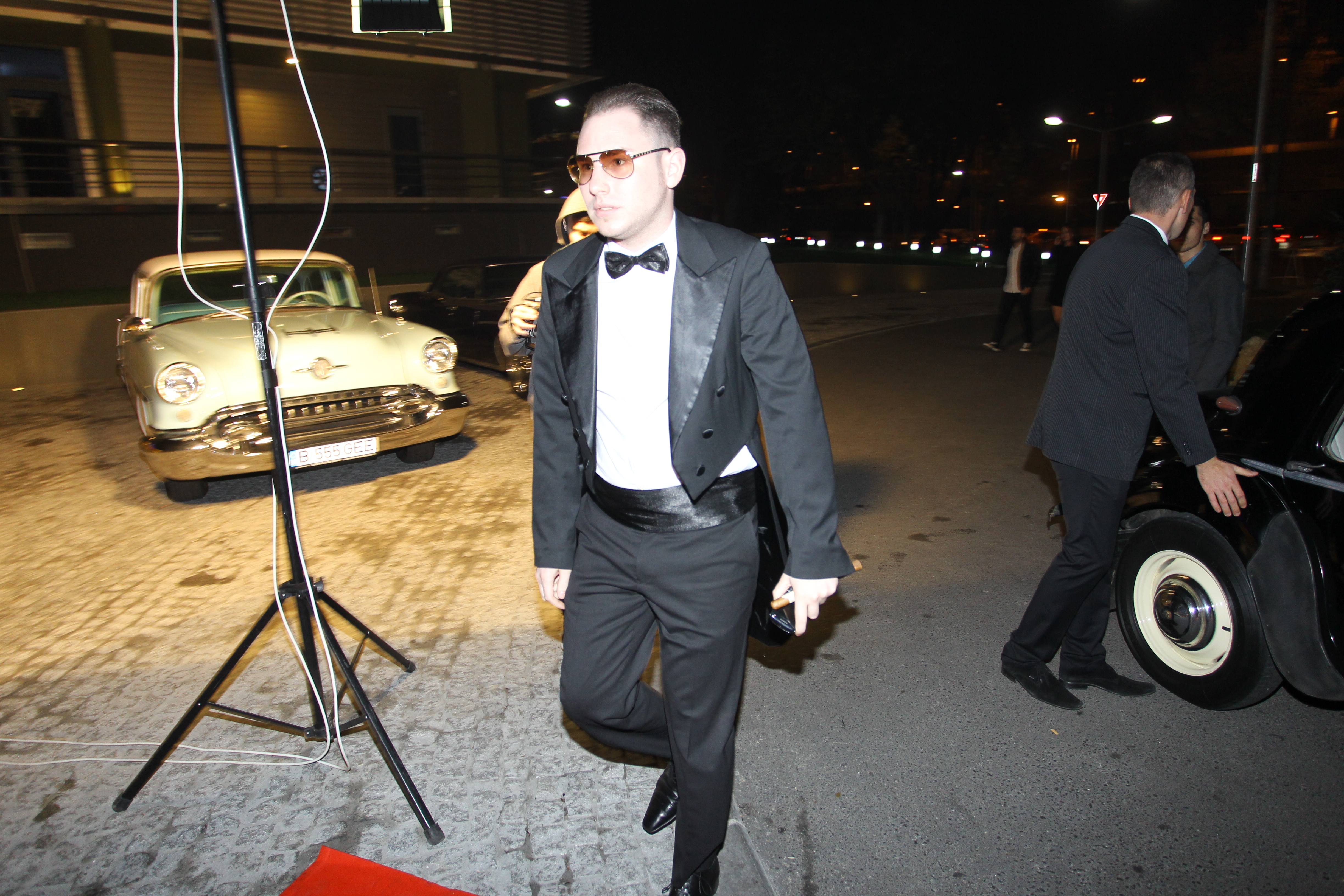 Andrei Versace s-a imbracat intr-un frac negru