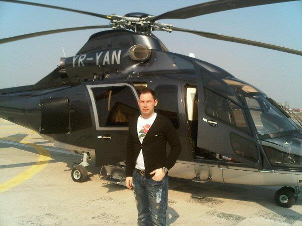 Cand se plictiseste de facut poze cu bolizi de sute de cai putere, Versace se pozeaza alaturi de aeronave