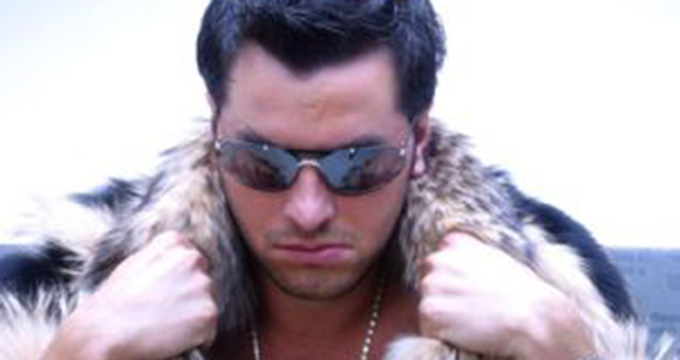 Tino Furtuna pare ca-l concureaza pe Fizz, celebru pentru ca purta haine de blana