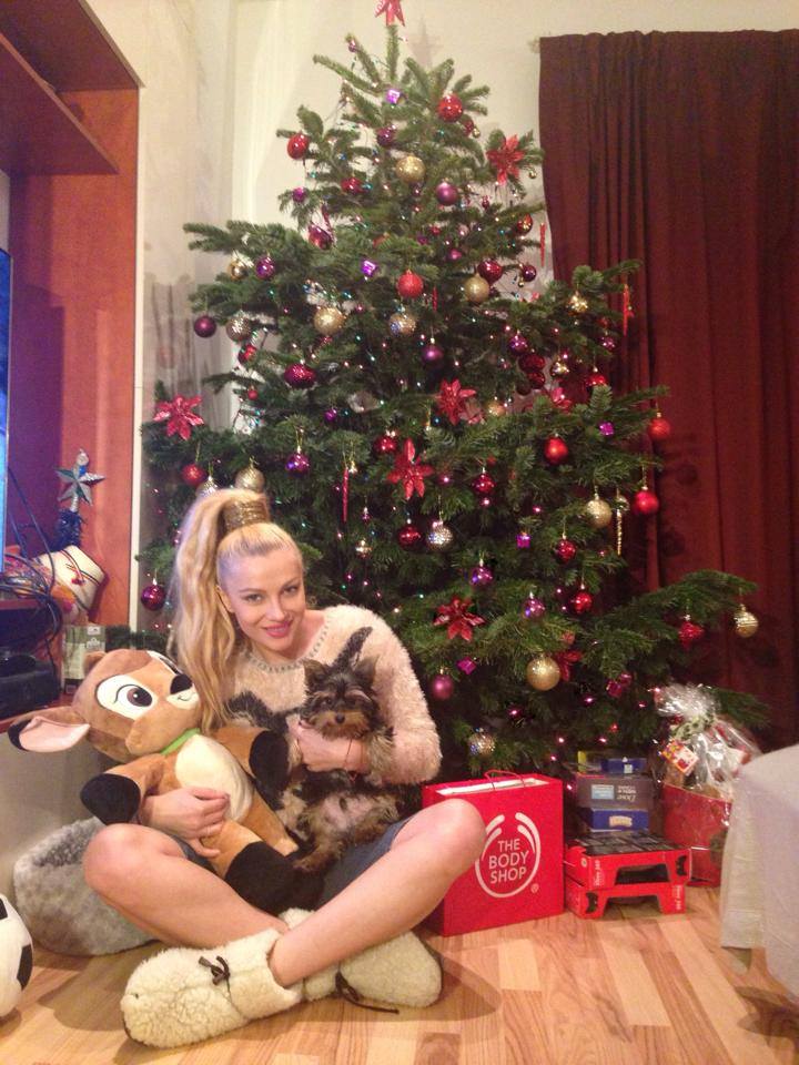 Lora si-a petrecut Craciunul alaturi de familia ei, in casa lor cea noua