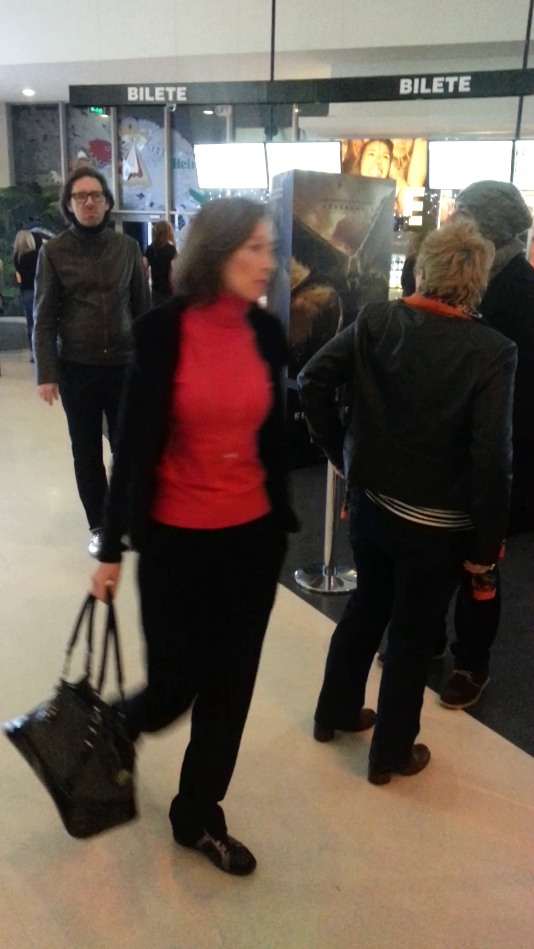 Voiculet a mers la doi metri in spate de tanara care il insotea