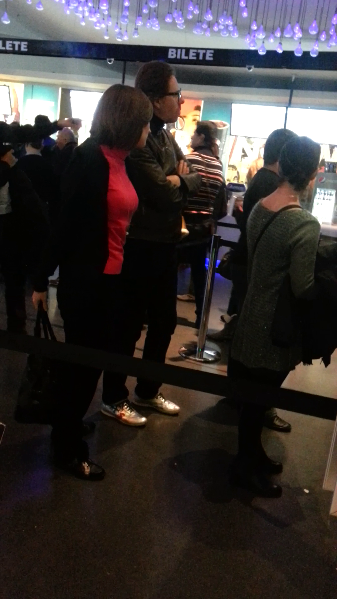 Ca un adevarat cavaler, Voiculet a platit biletele la film