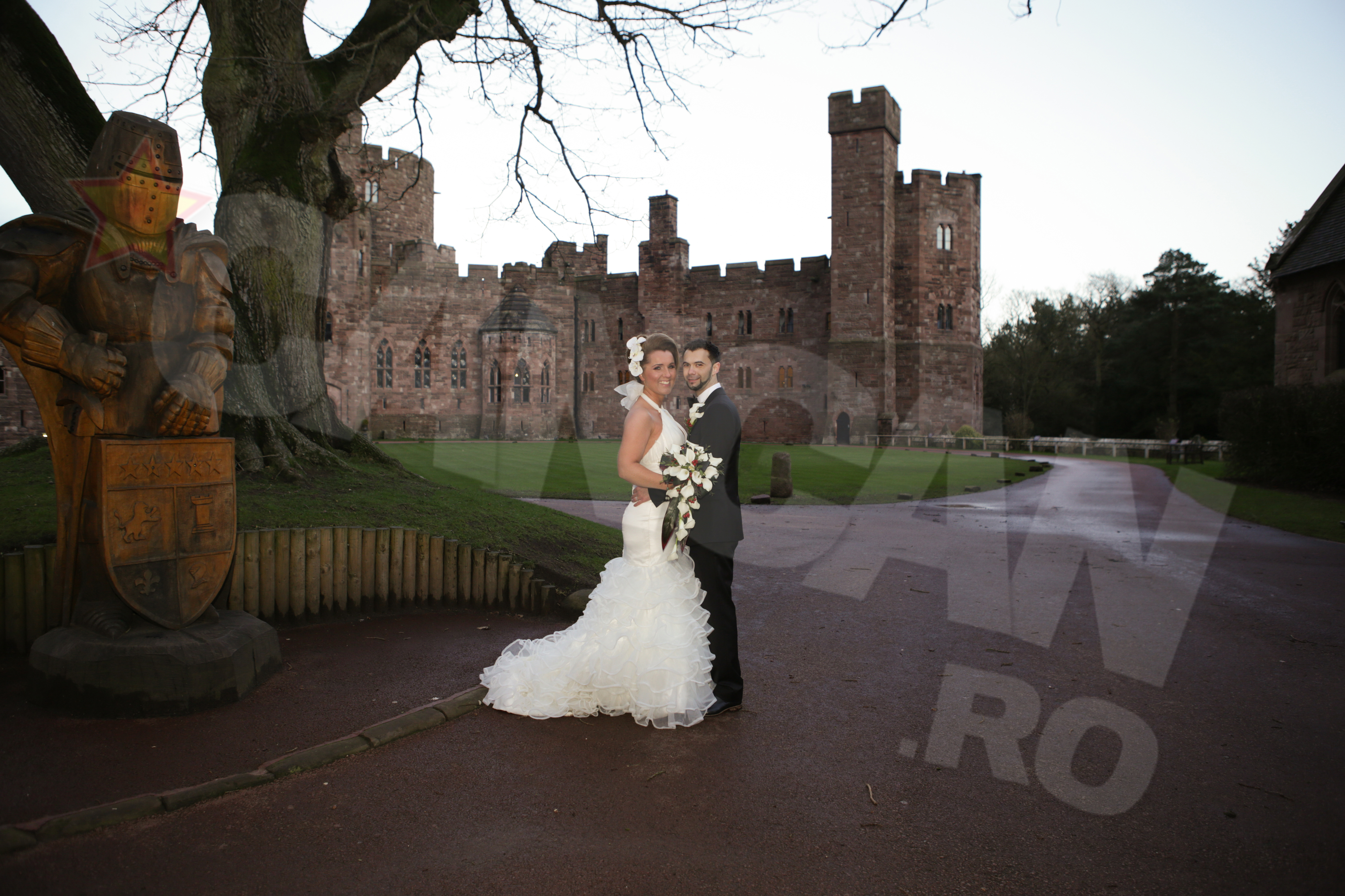 Razy si Ruthie, in fata castelului in care si-au unit destinele