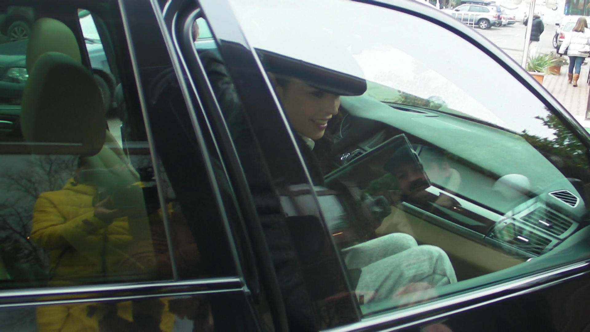 Proaspata doamna Ozturk este toata numai un zambet