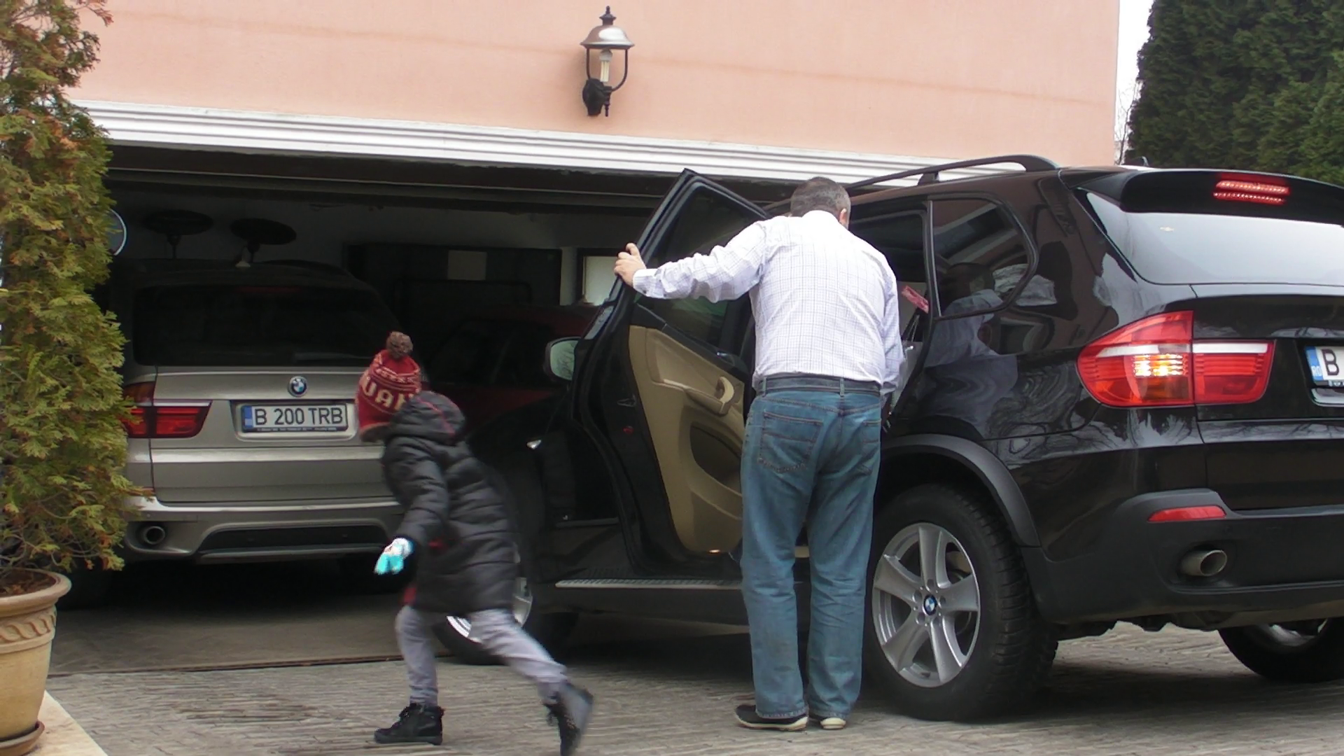 Micuta Violeta o zbugheste din masina, nerabdatoare sa-si revada cunostintele