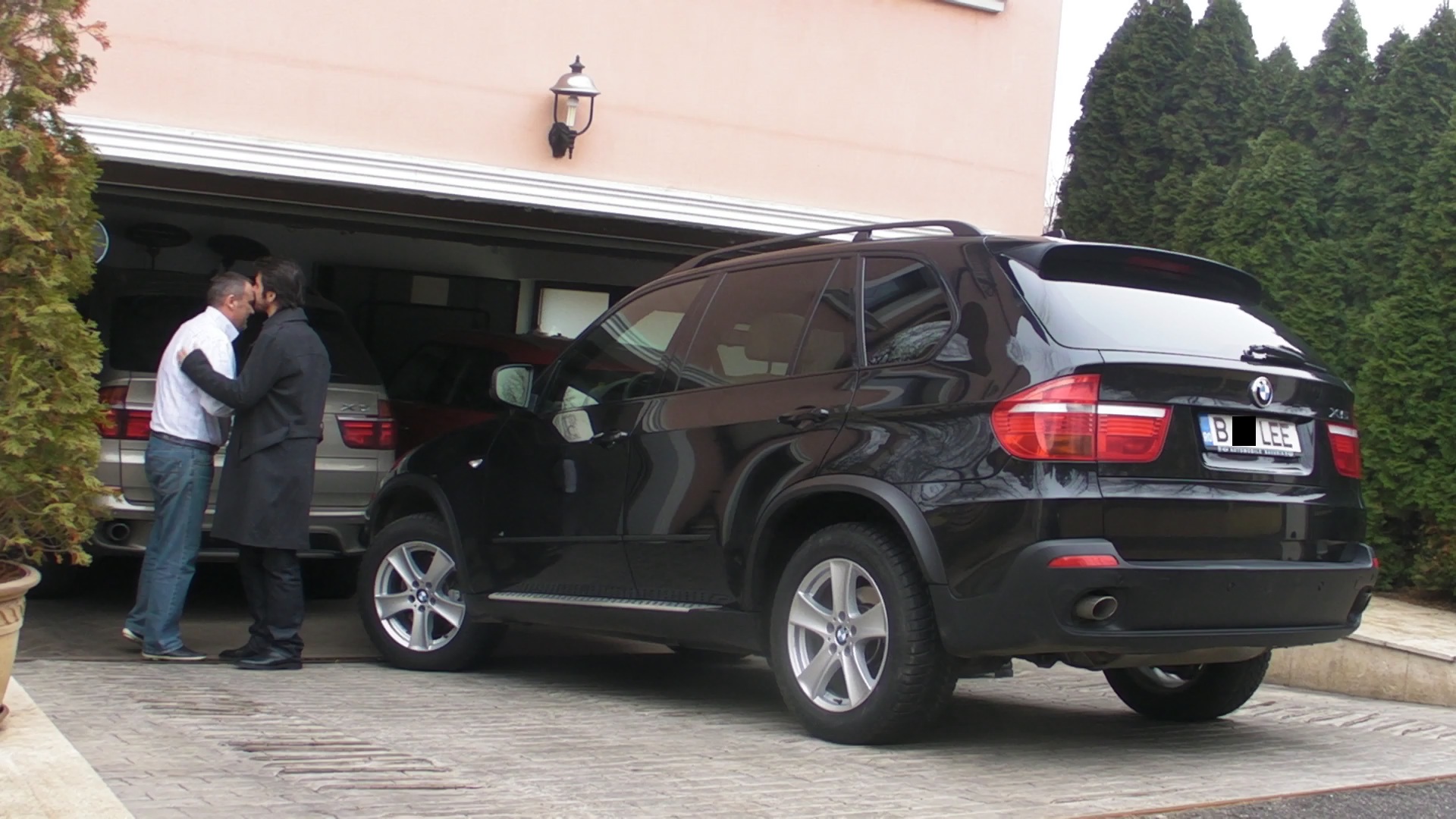 Sotul Andreei il imbratiseaza pe barbatul care i-a intampinat