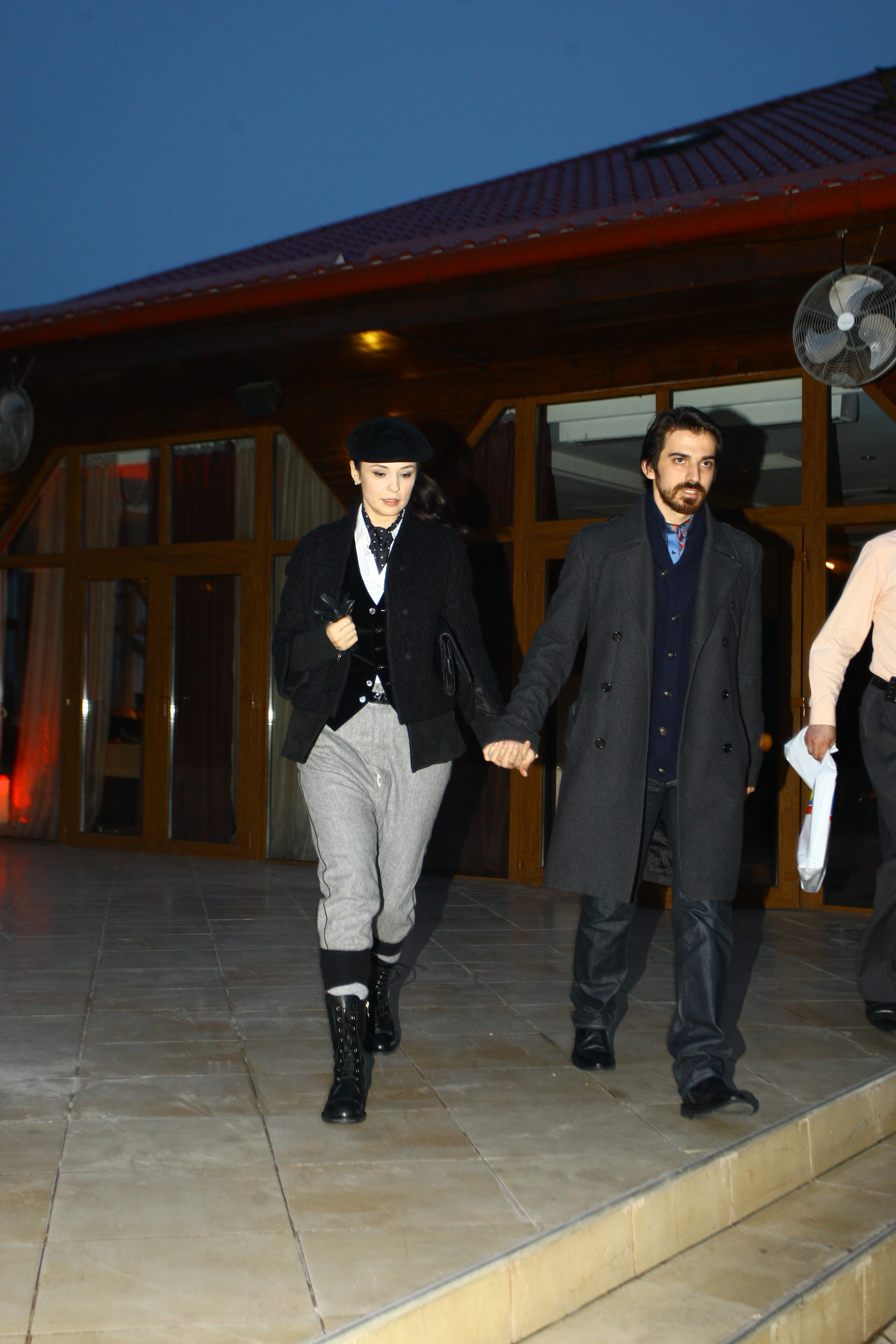 Andreea si Tuncay au plecat de la restaurant la fel cum au venit: tinandu-se de mana