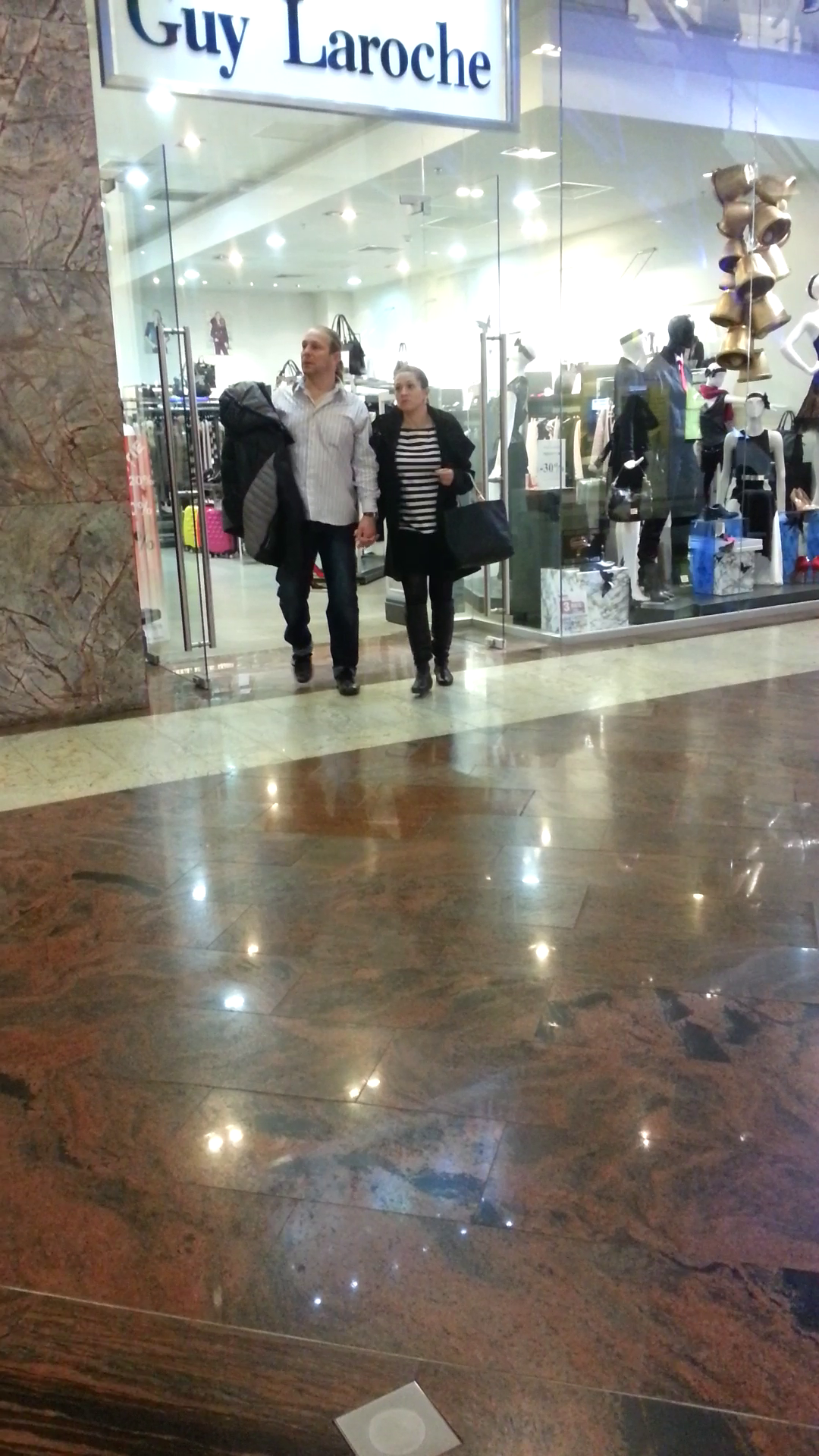 Vali Craciunescu si sotia lui au colindat magazinele dintr-un celebru mall bucurestean