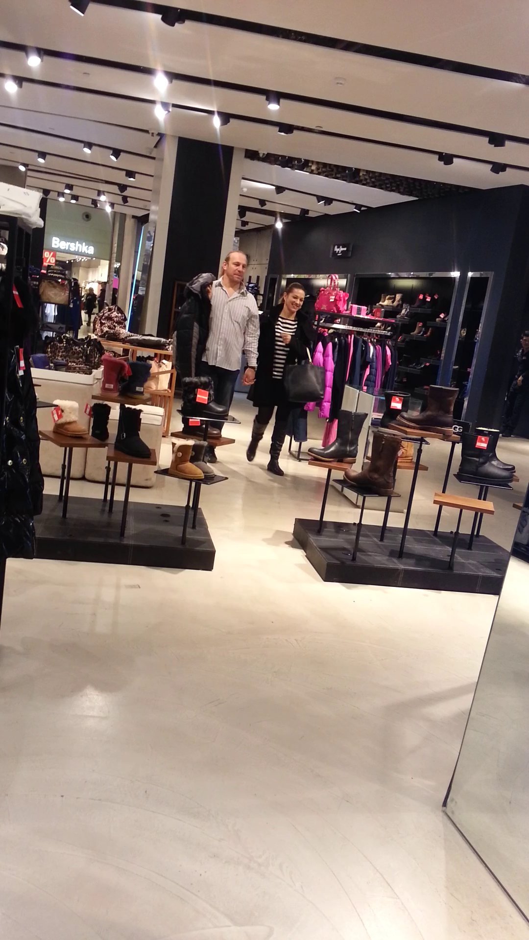 Cantaretul si sotia lui au colindat mai multe magazine