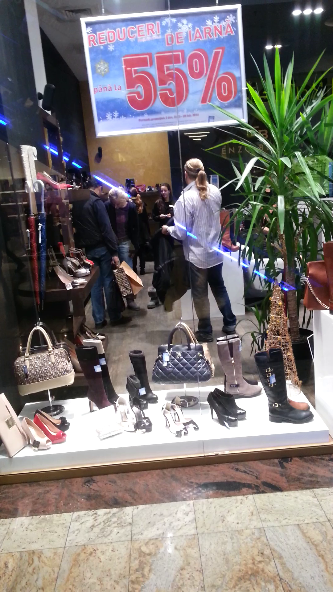 Vali si sotia lui au intrat mai intai intr-un magazin de incaltaminte