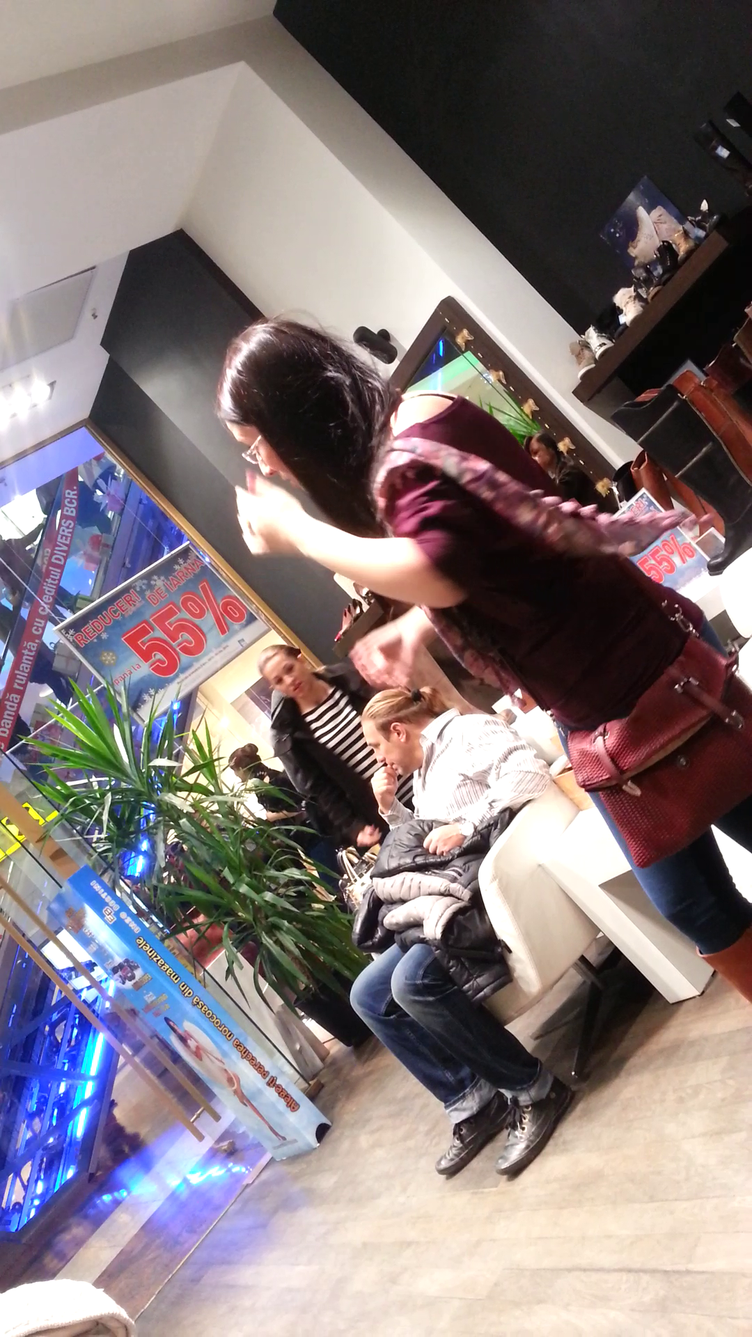 In timp ce sotia lui s-a uitat la mai multe produse, Craciunescu a asteptat-o cuminte pe un fotoliu