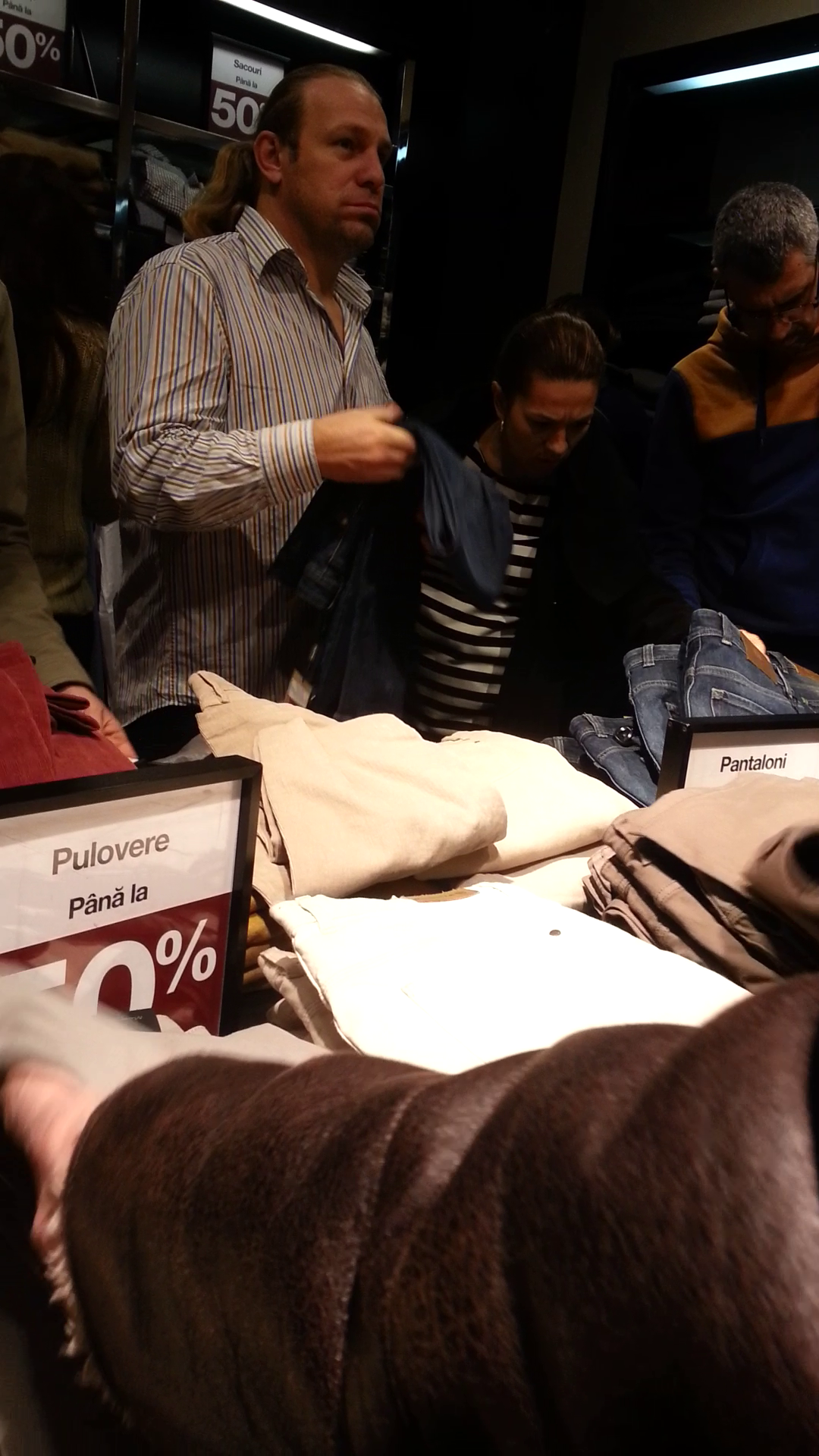 Vali Craciunescu si sotia lui s-au uitat la mai multe perechi de blugi