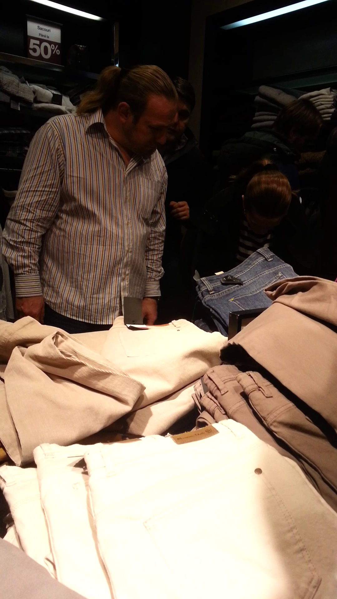 Artistul i-a cerut parerea sotiei sale inainte de a-si cumpara blugii doriti