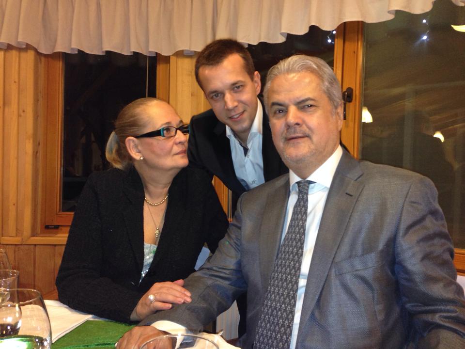 Adrian Nastase, alaturi de sotia sa, Dana, si fiul cel mare, Andrei, pe vremea cand nimic nu le tulbura viata linistita de familie