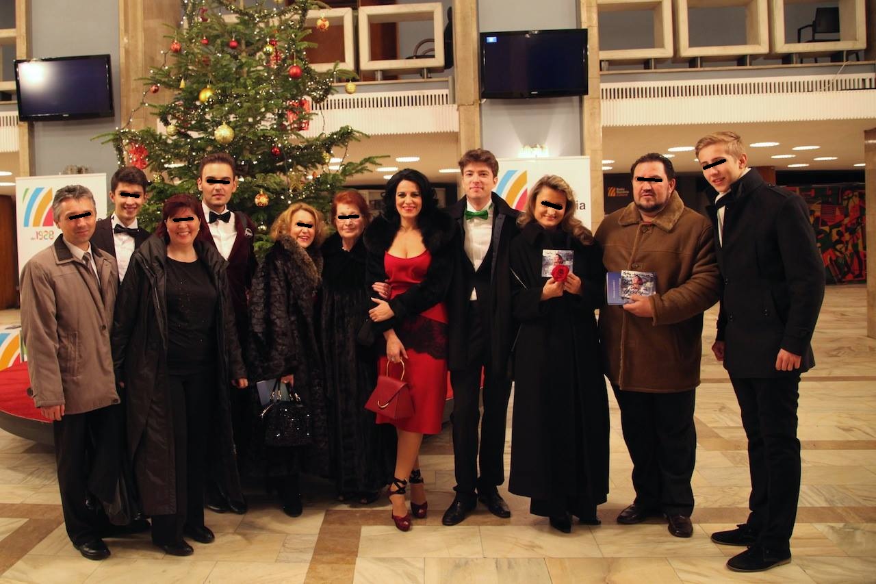 Dupa concertul de pe 23 decembrie, de la Sala Radio, Angela Gheorghiu si iubitul ei s-au fotografiat alaturi de prietenii sopranei