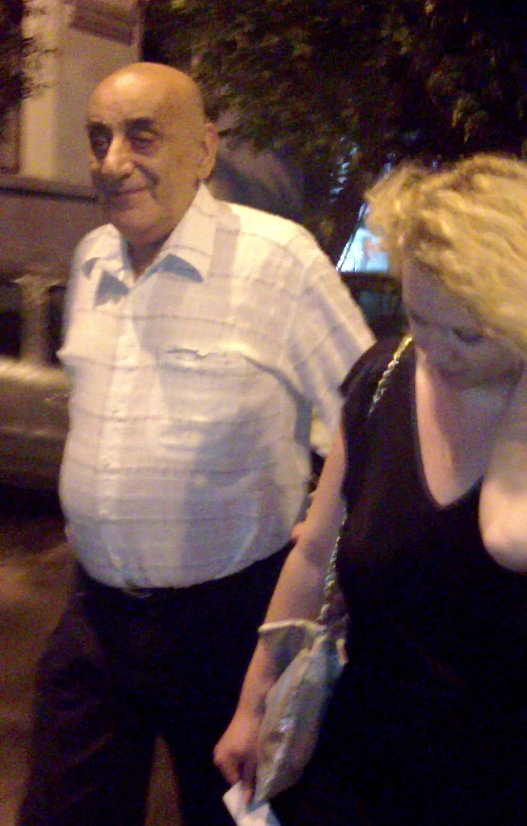 La iesire, in timp ce sotul povestea cum s-a accidentat la portbagaj, Oana mormaia ca a batut-o el