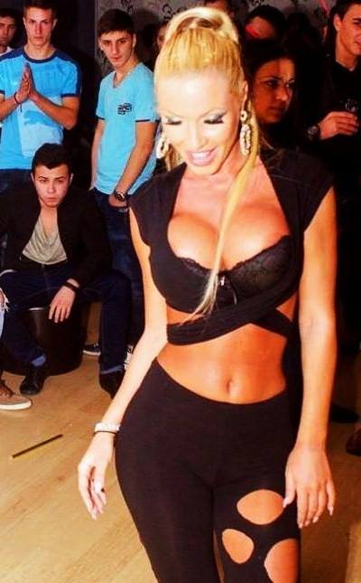 Lore a dansat intr-un club, iar vestimentatia sumara i-a lasat sanii la vedere