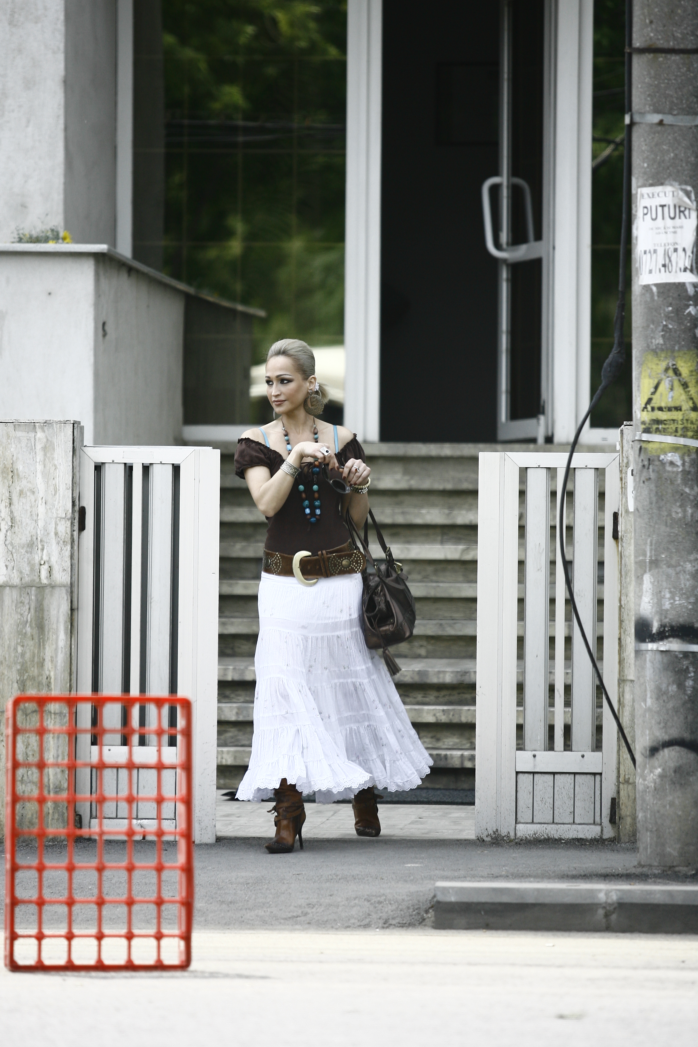 Fosta sotie a lui Ion Dichiseanu isi acopera lobul sfasiat purtand cercei cu clips