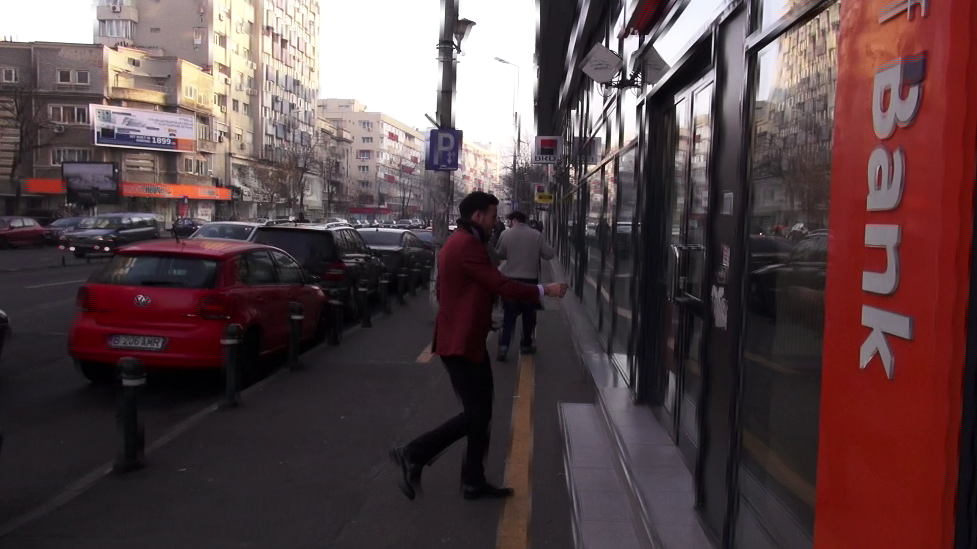 Fotbalistul a intrat intr-o banca, unde a semnat un teanc de acte