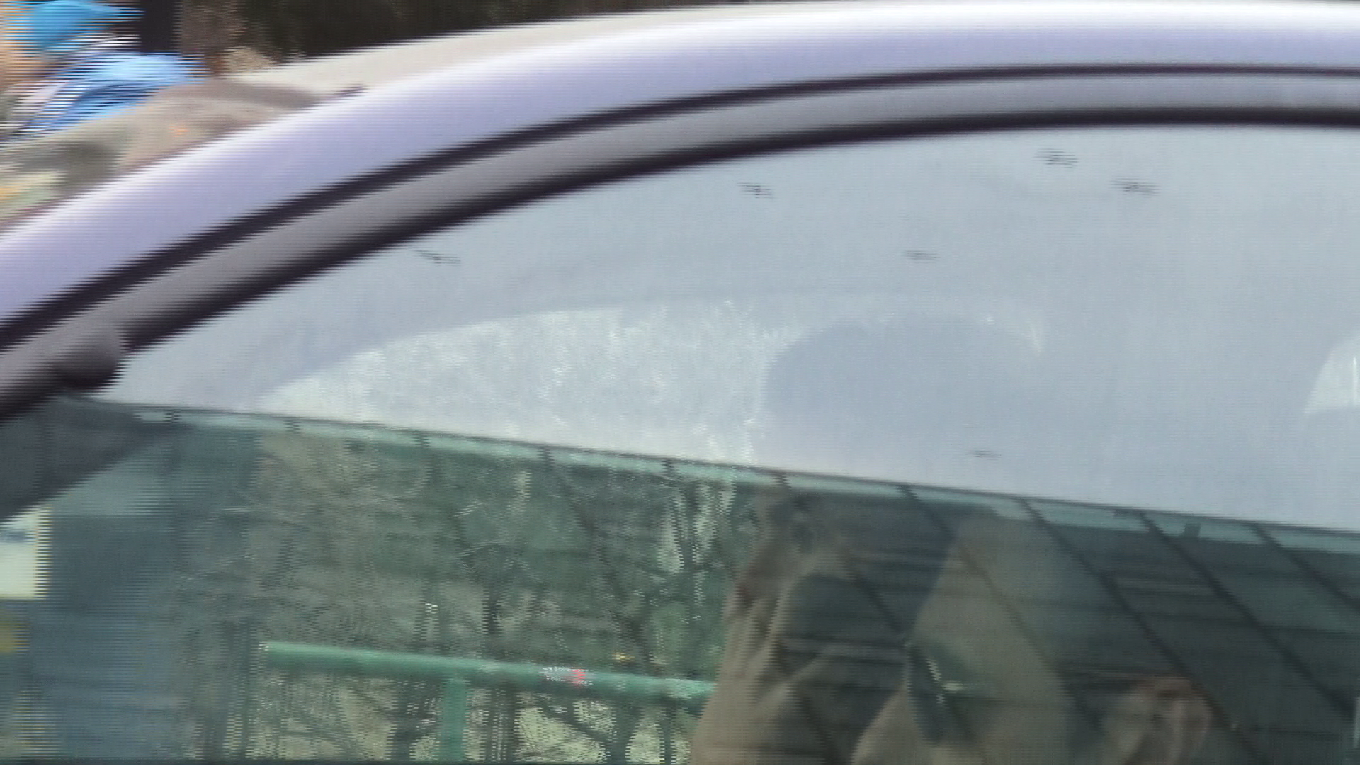 Tor drumul de la banca la restaurant, Adi a vorbit la telefon