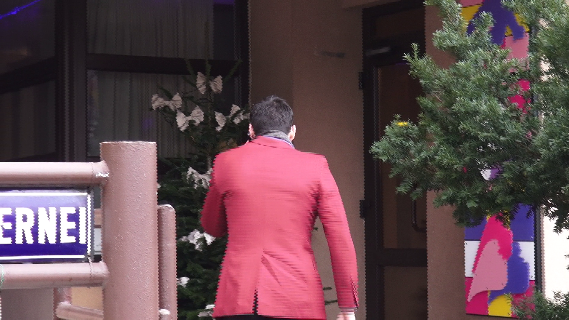 Adrian a intrat intr-un restaurant cu specific frantuzesc, dorind, probabil, sa rememoreze clipele petrecute alaturi la Paris, alaturi de Bianca