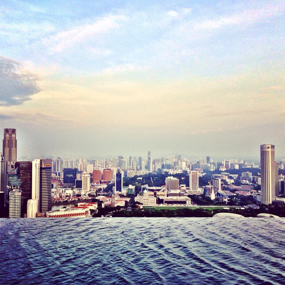 Aceasta este piscina situata la etajul 57 al hotelului de lux din Singapore