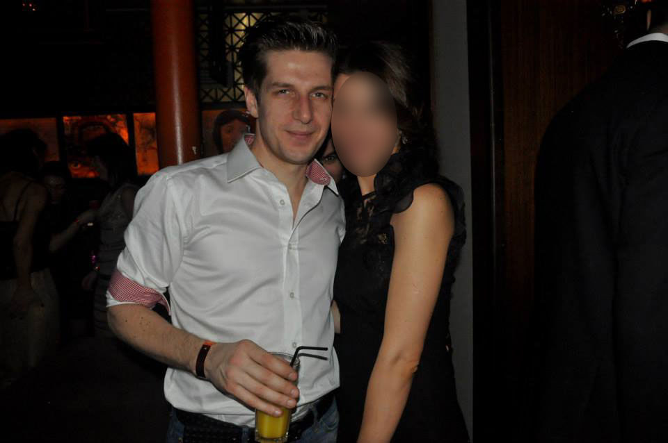 Alexandru si-a schimbat total infatisarea si zambeste acum fericit alaturi de sotia lui