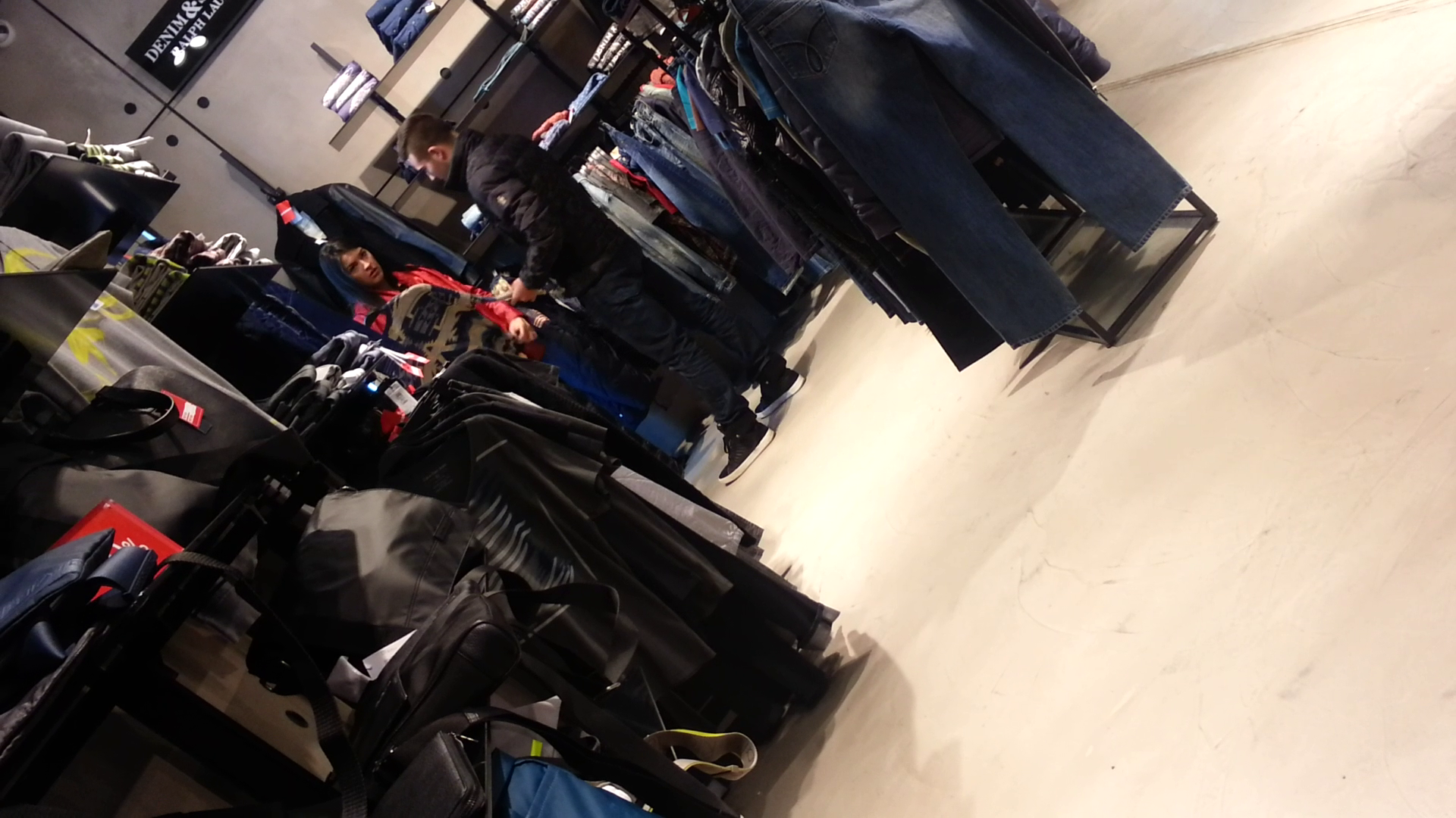 Raducu a iesit cu o bruneta la cumparaturi