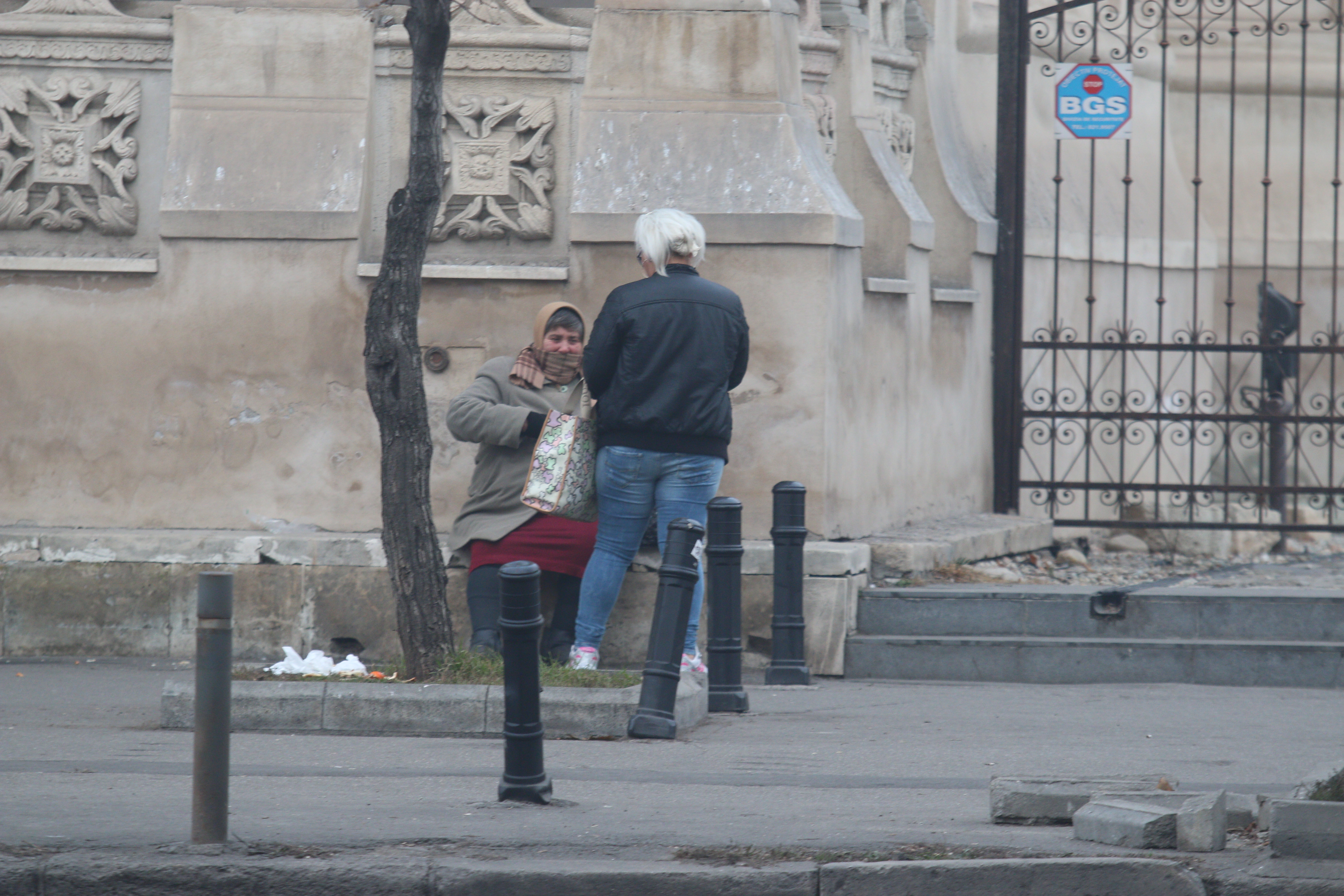 Nikita i-a dat bani unei batrane care cersea in fata bisericii