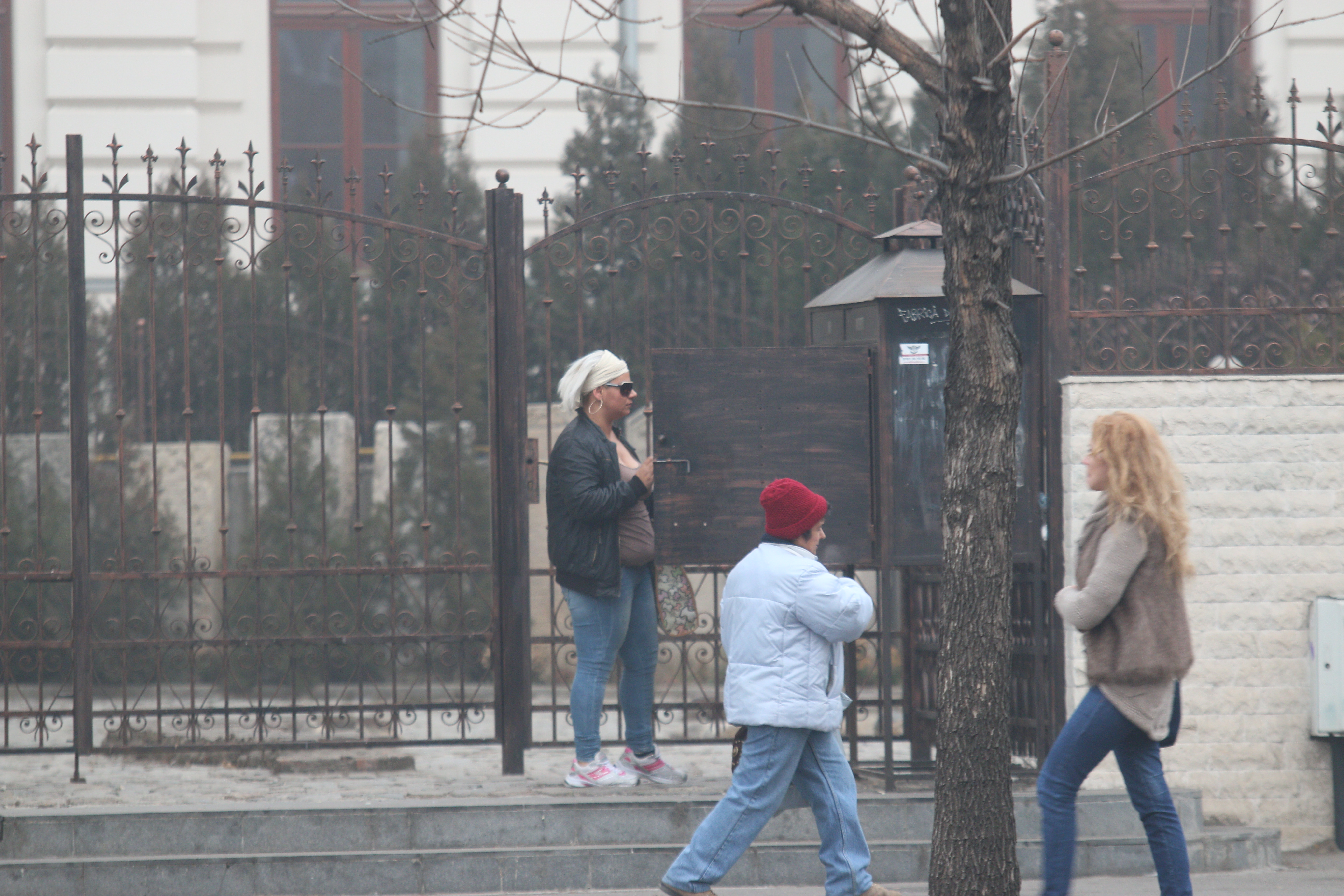 Dupa ce s-a rugat, blonda a aprins lumanari