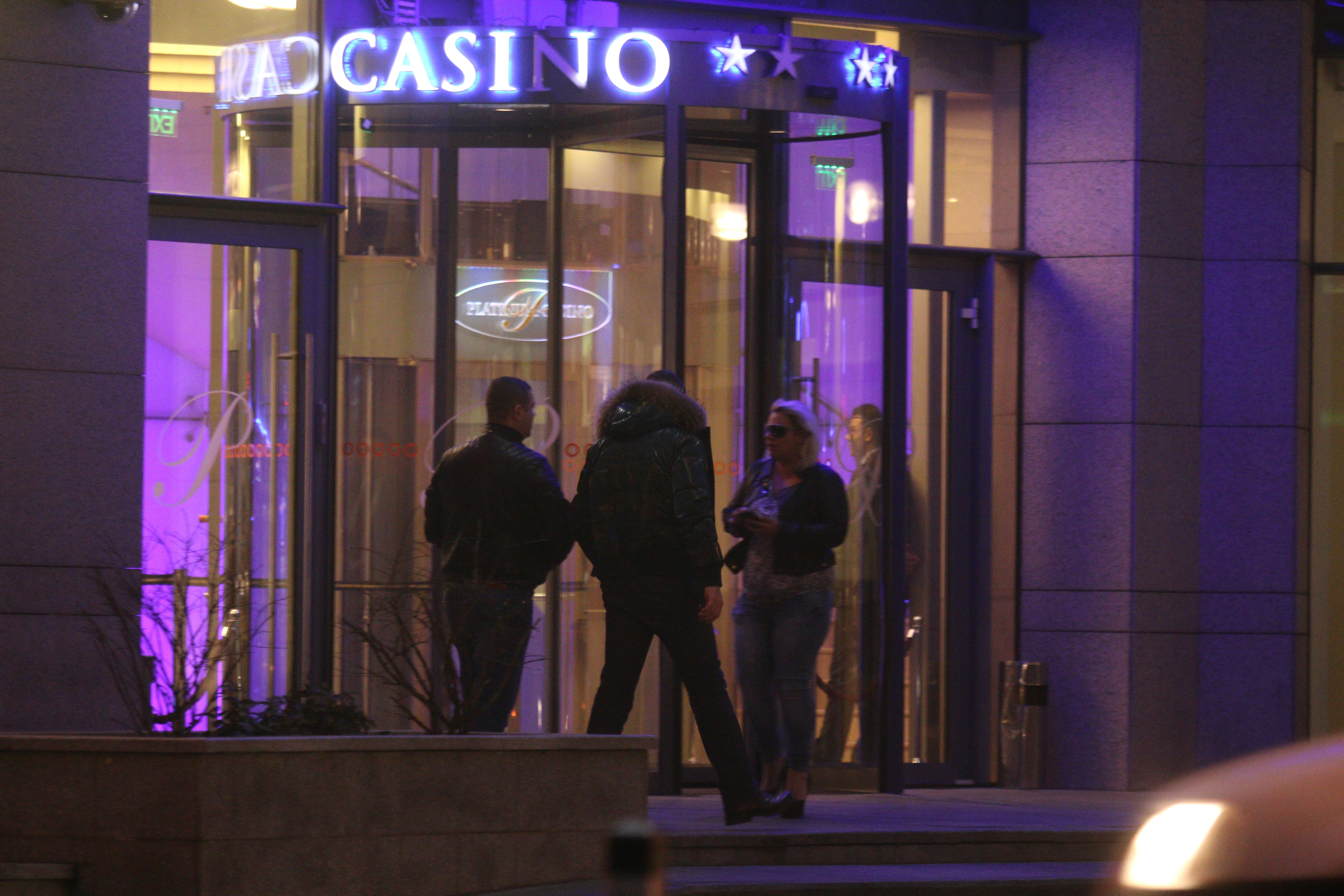 Nikita s-a intersectat cu doi barbati la iesirea din cazino