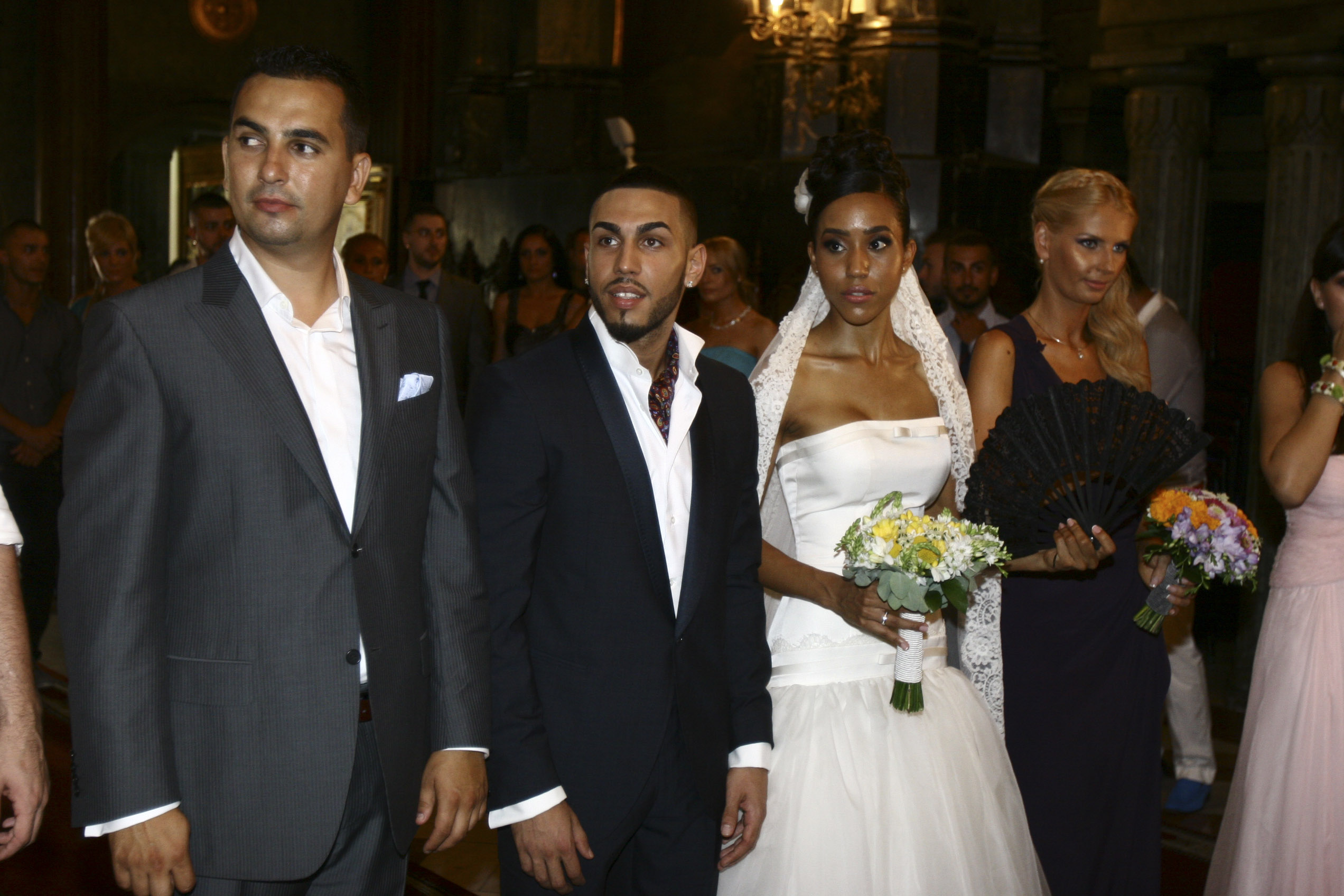 Ana si Alex Velea s-au casatorit pe 18 iulie 2010, după 2 ani de relaţie, iar naşi le-au fost Andreea Bănică şi Lucian Mitrea