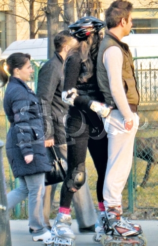 Anna si colegul, la plimbare cu rolele in parc, cand cantareata nu s-a mai putut abtine si i-a pus mainile pe posterior