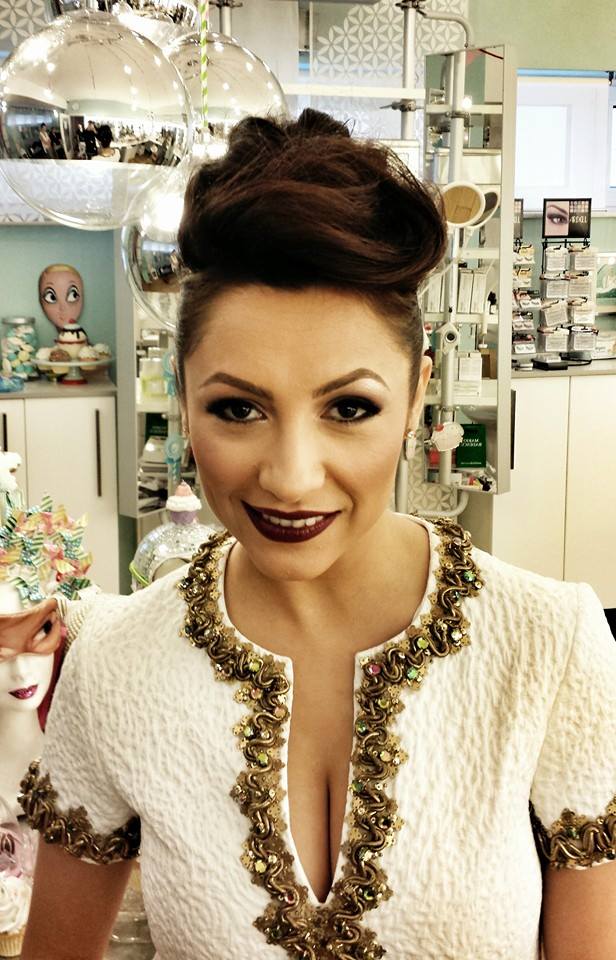 Andra are un decolteu pe care nu poti sa-l ratezi cu privirea