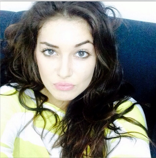 Elena si-a pus lentile de contact, s-a pozat si a postat imaginea pe internet