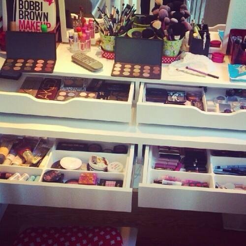 Nici Roxy nu mai stie probabil cate produse de infrumusetare si de machiaj mai are