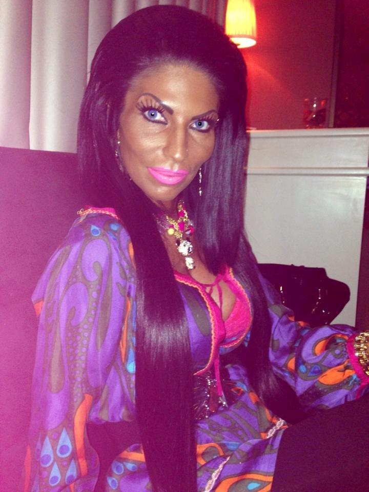 Persoane din anturajul ei sustin ca Roxy Rosescu petrece si doua ore pe zi in solar ca sa obtina culoarea dorita pentru piele (sursa foto: Facebook.com)