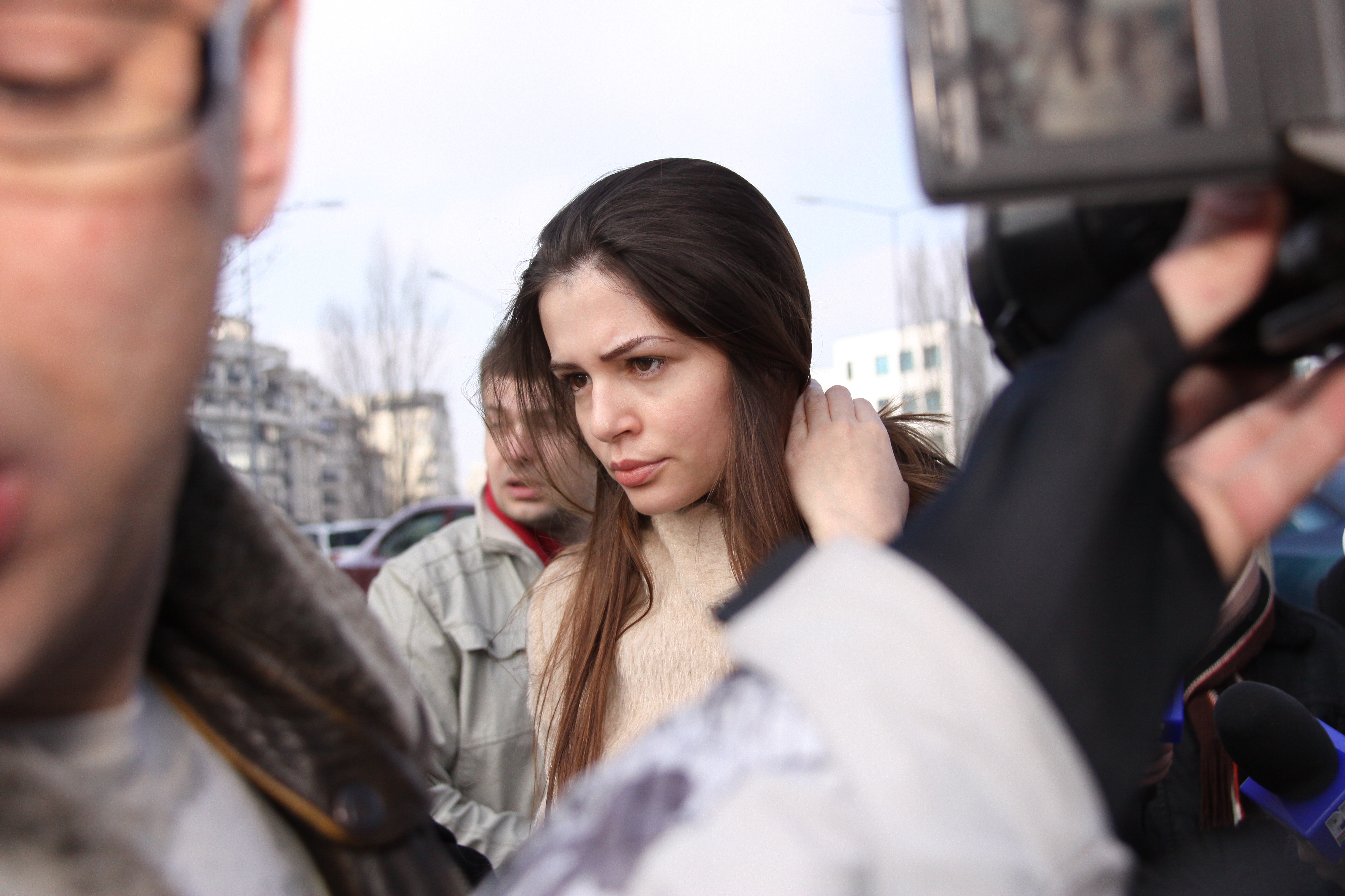 Moni pare sa fi renuntat definitiv la produsele de machiaj