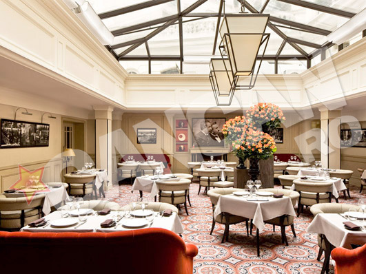 Hotelul in care s-au cazat cei doi se afla in apropiere de Opera si de celebrele galerii Lafayette