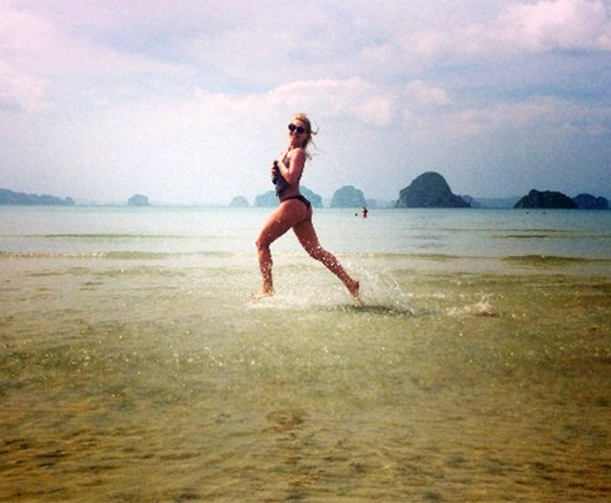 Delia a alergat aproape goala pe plaja