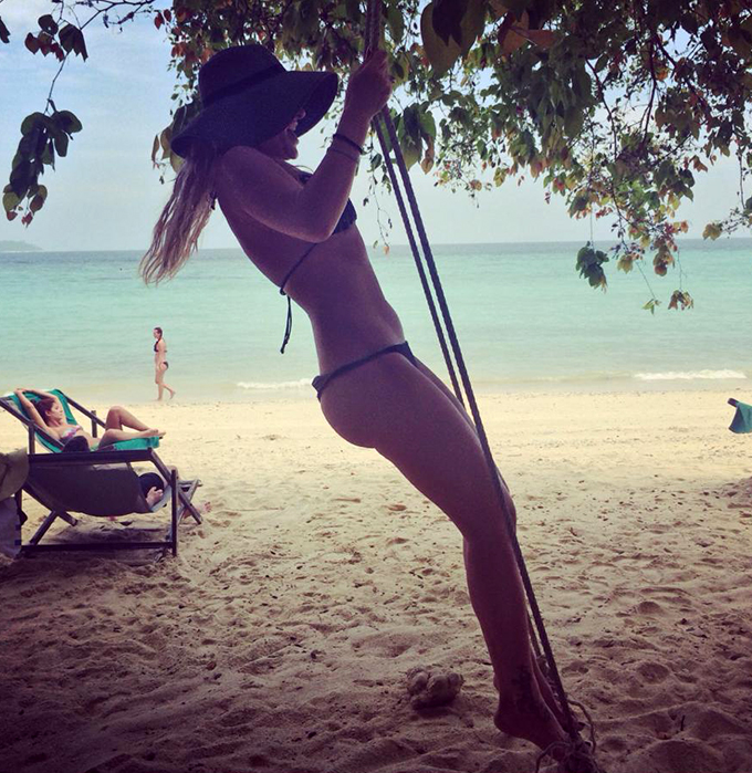 Tanara e fericita ca a scapat de frigul din Romania