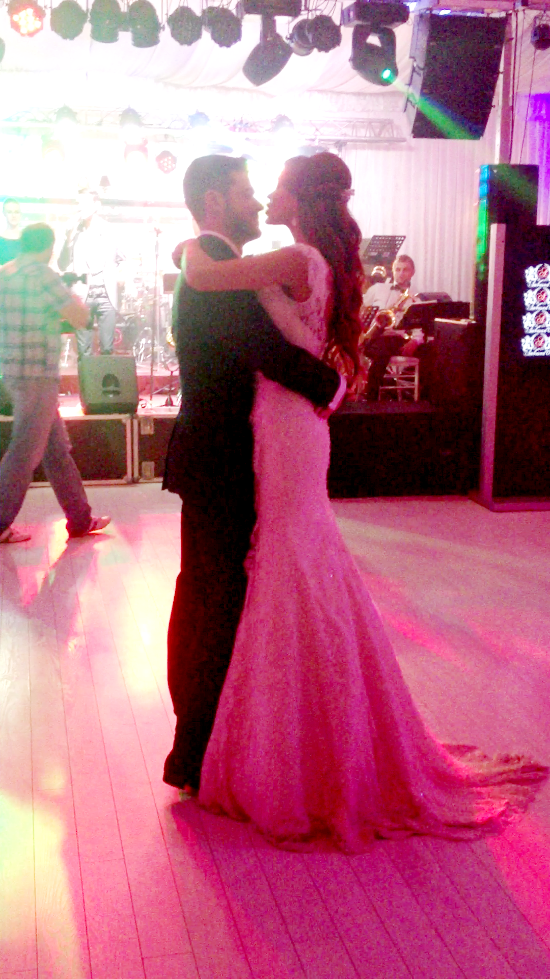 Victor se trage, parca satul de sarutarile partenerei sale