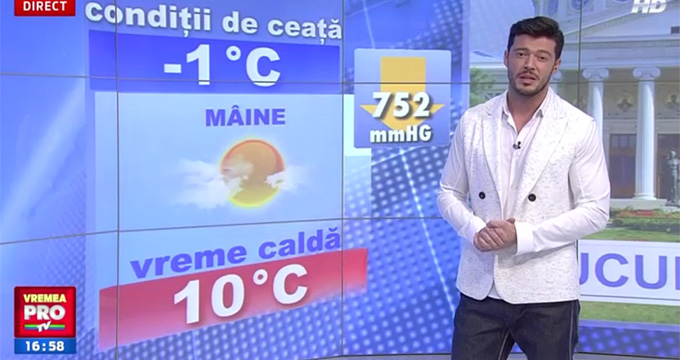 Victor Slav isi face datoria de prezentator cu zambetul pe buze