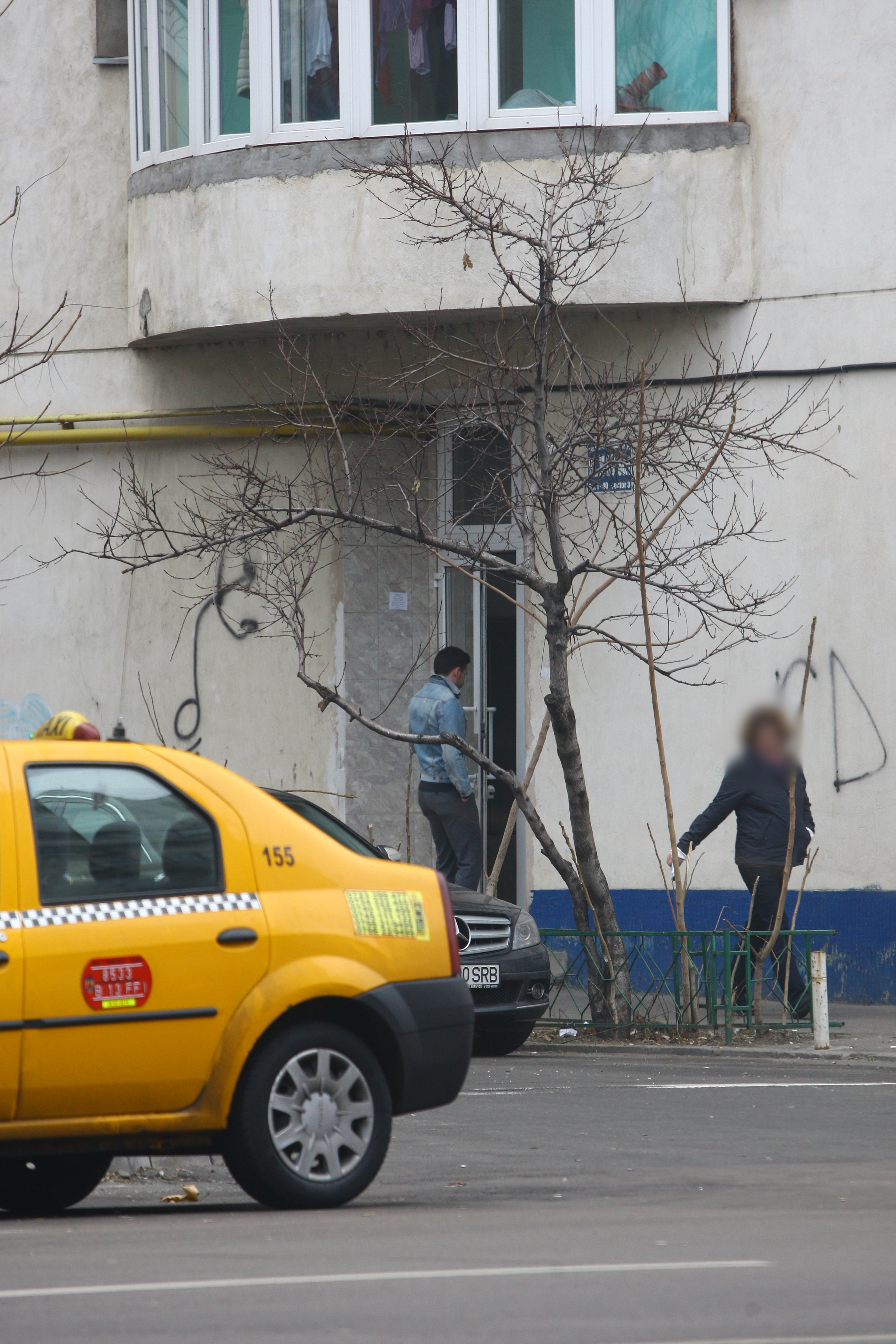 Fotbalistul a intrat grabit in scara blocului in care sta fosta lui iubita