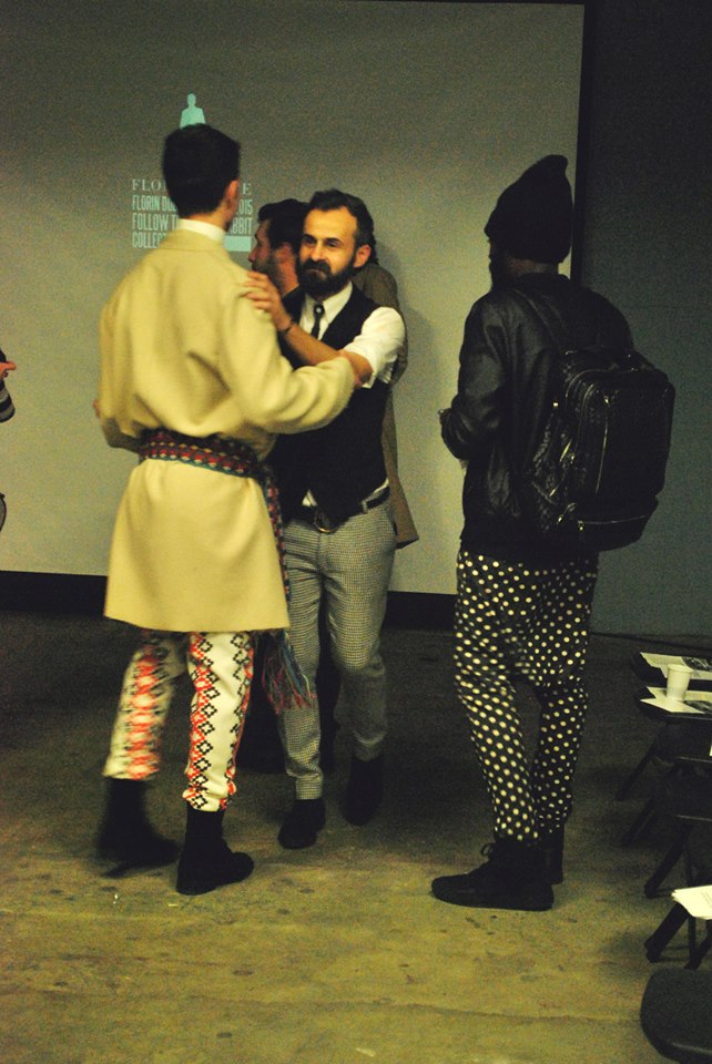 Cel numit Men in Red are grija mereu de ca manechinele lui sa fie impecabile