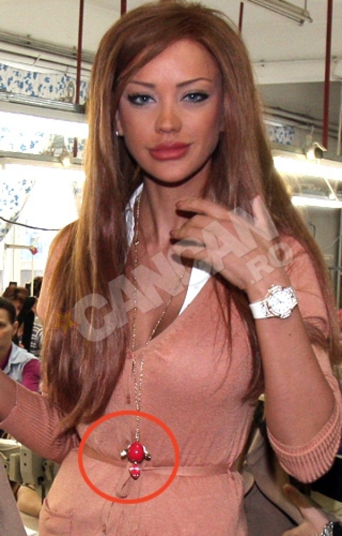 Roscata a primit cadou de la Cristea un lantisor cu un pandantiv in forma de pestisor, pe care il poarta mereu